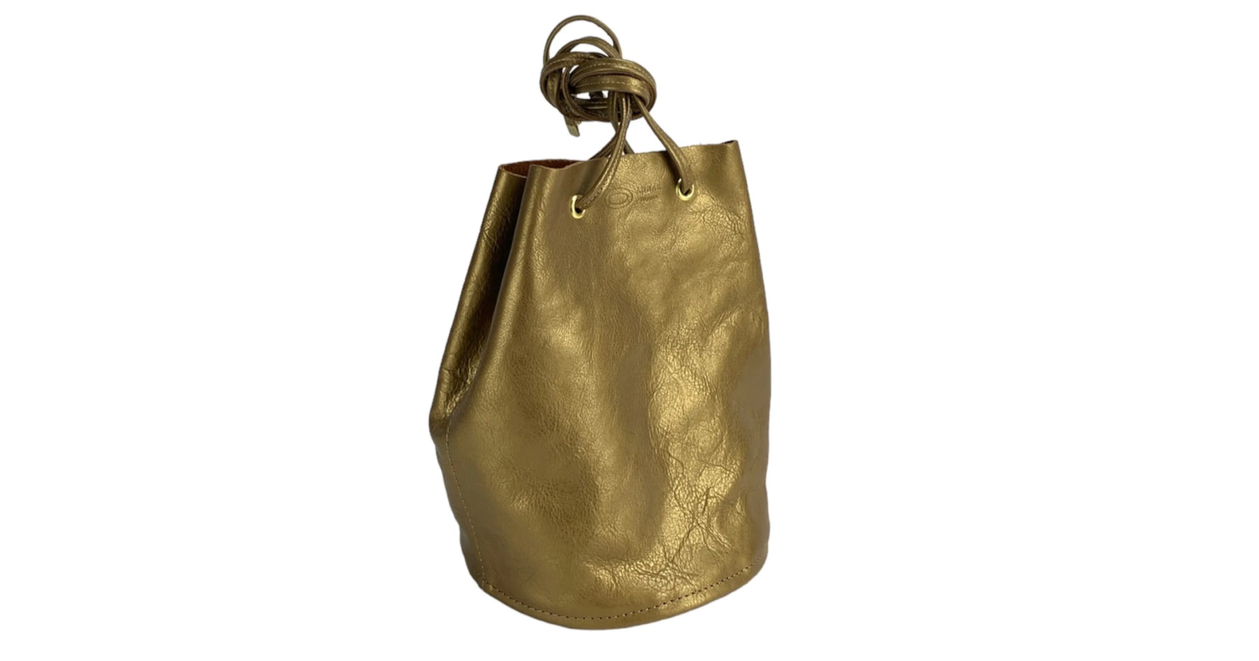 金色の巾着ショルダーバッグ。背景色は白色。