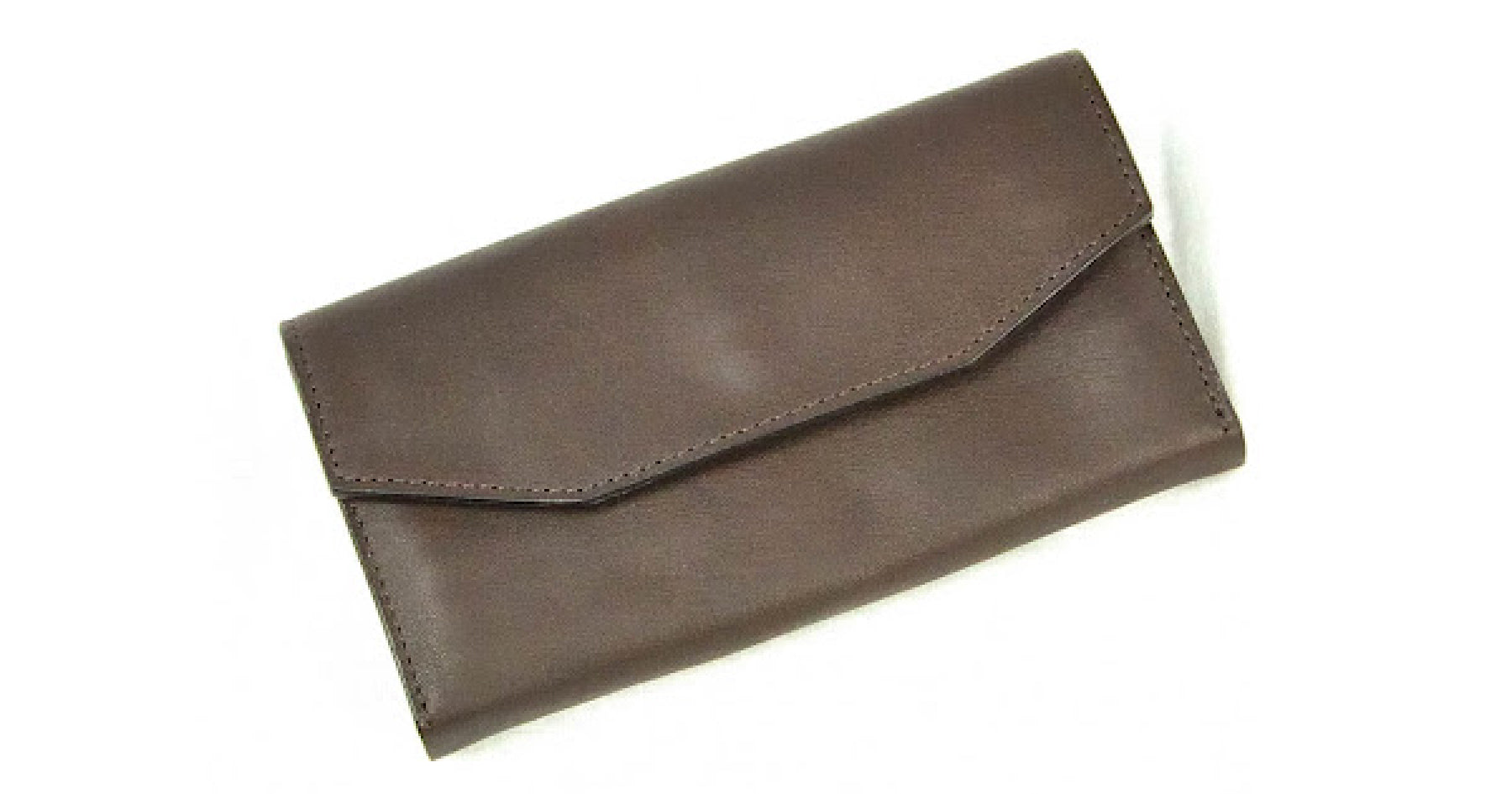 焦茶色の長財布。