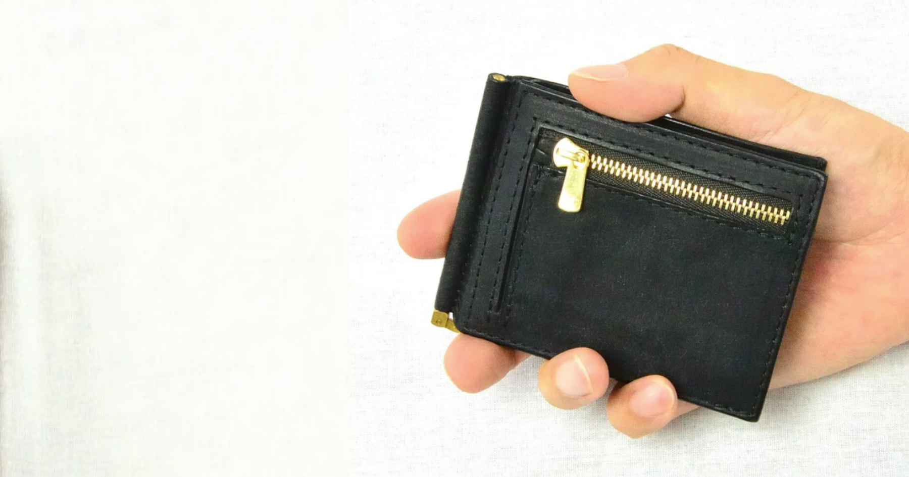 金色のチャックがついた黒色の財布。