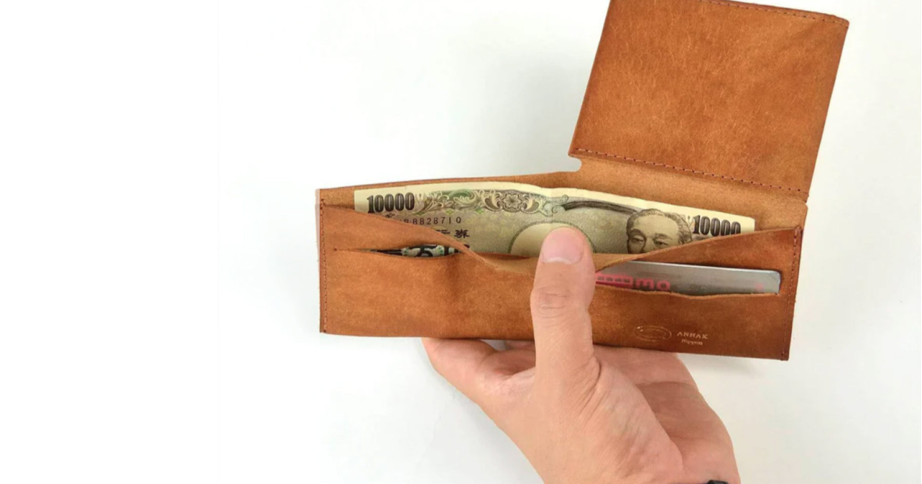 1万円が入った茶色のレザー財布。