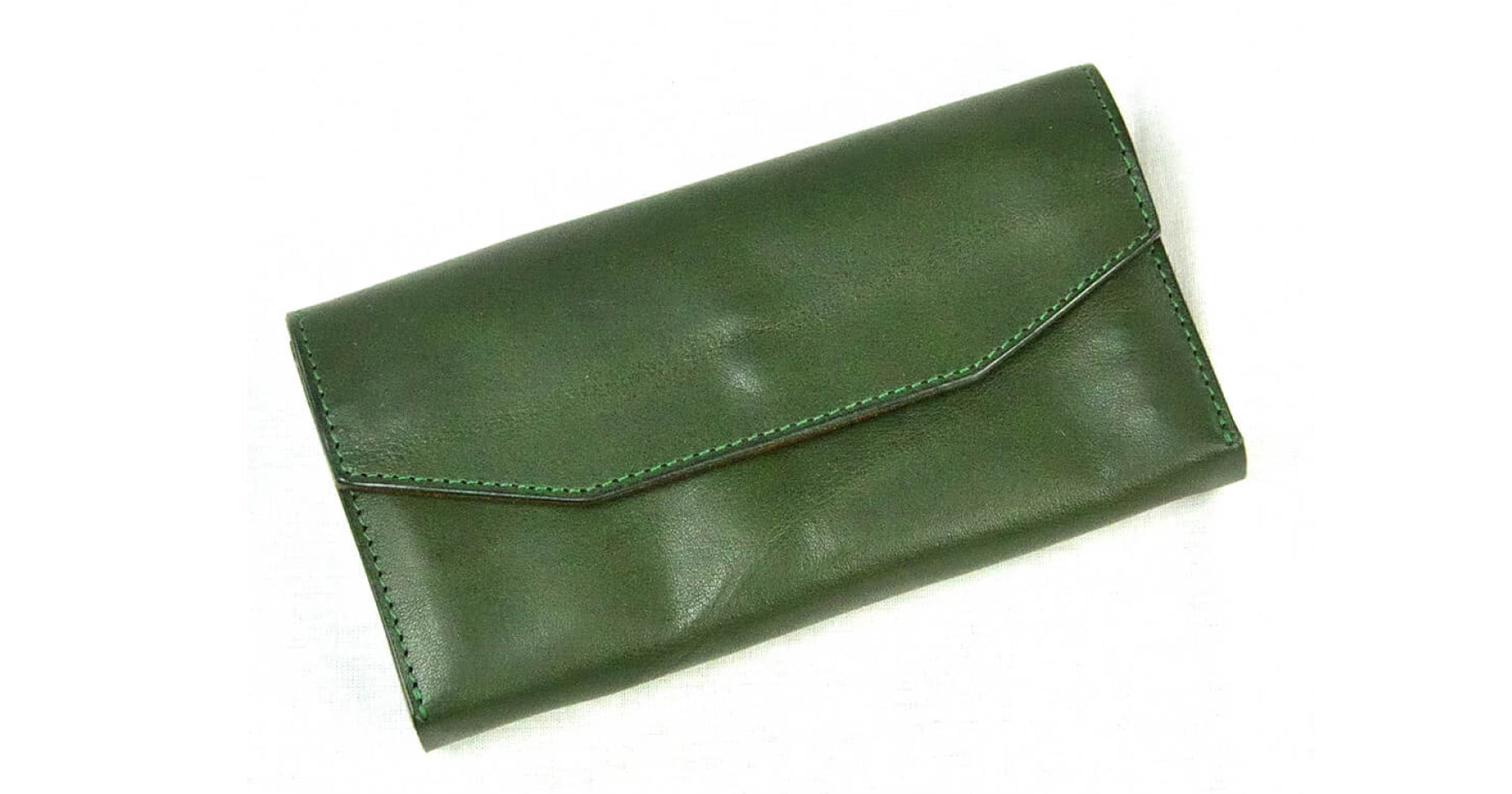 緑色の長財布。