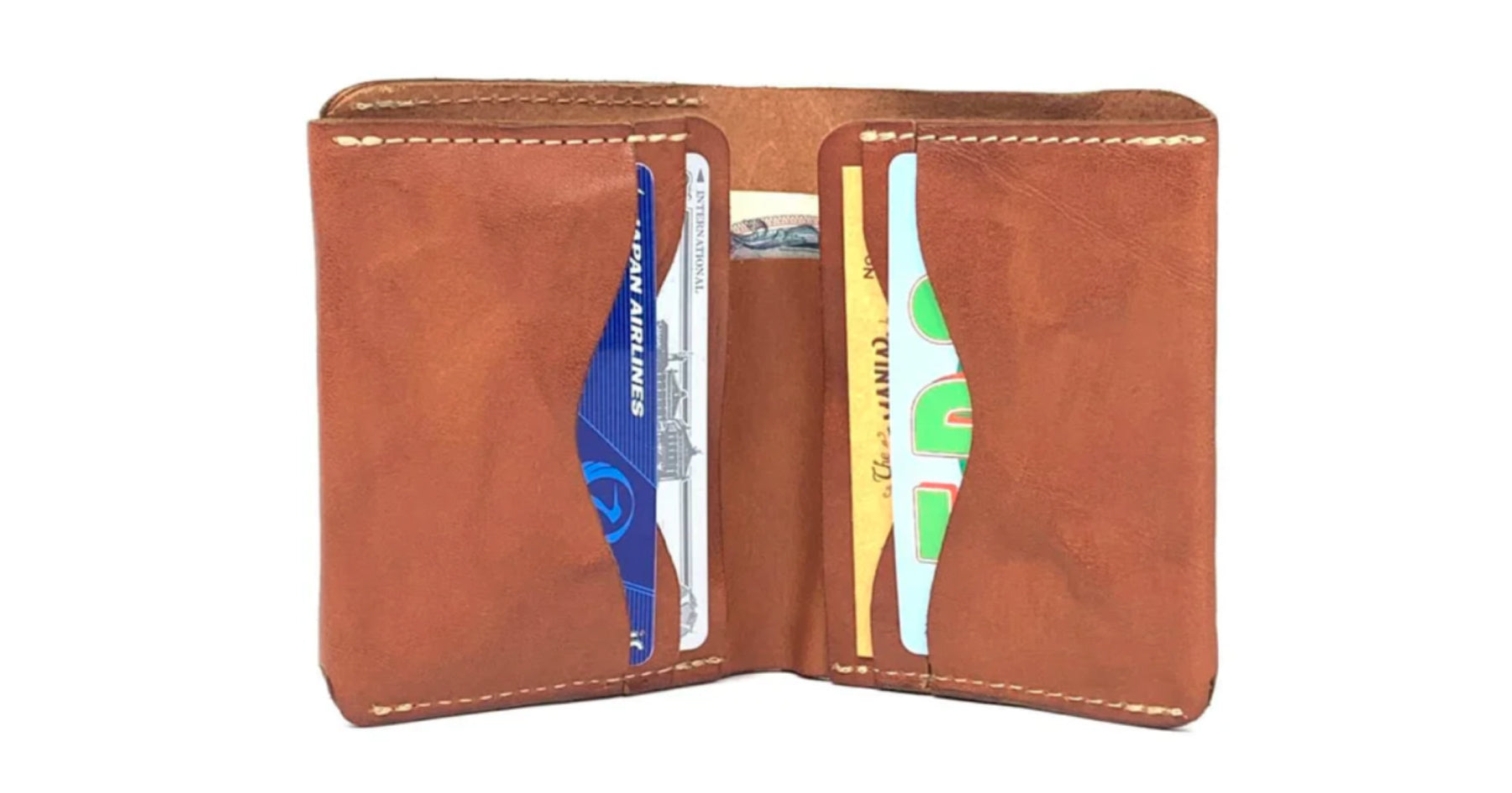 茶色の財布。カードがたくさん入っている。