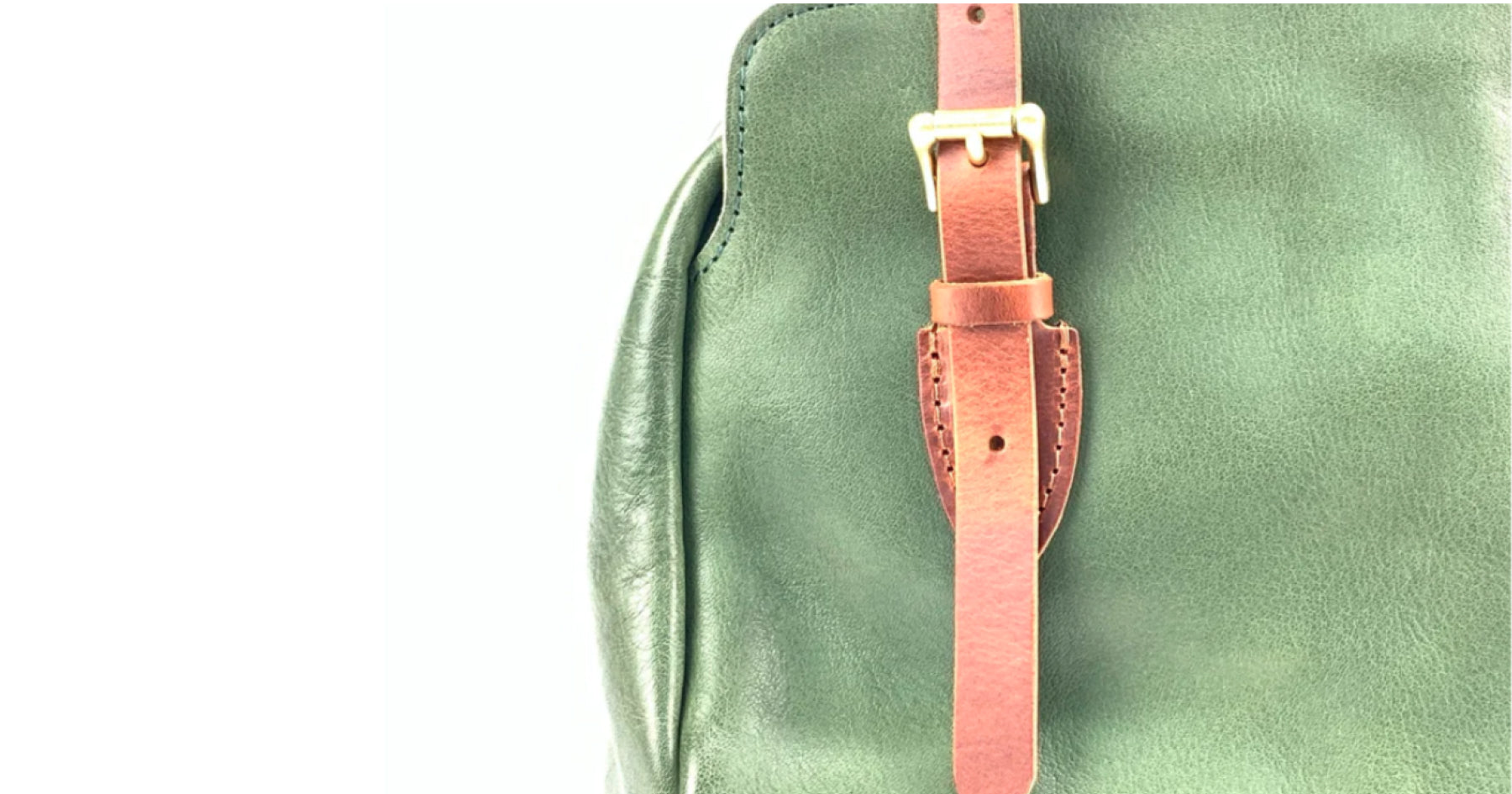 茶色い持ち手がついた緑色のバッグ。