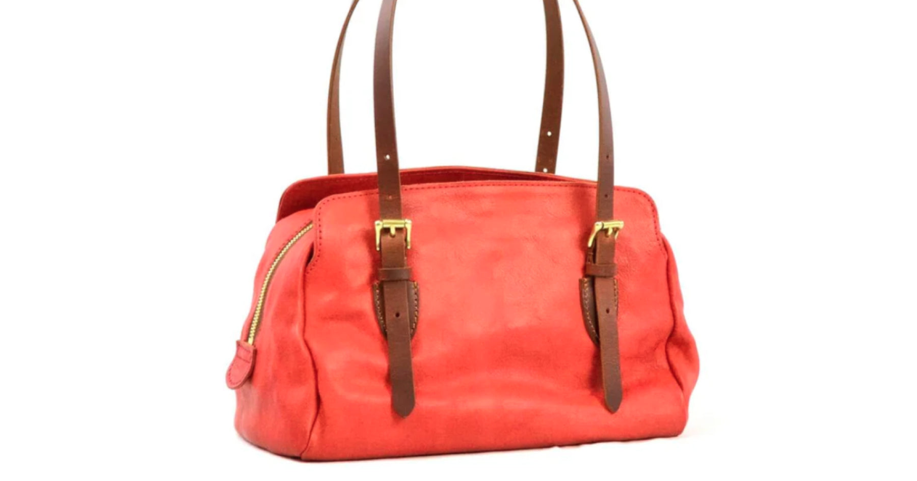 茶色い持ち手の赤いボストンバッグ。