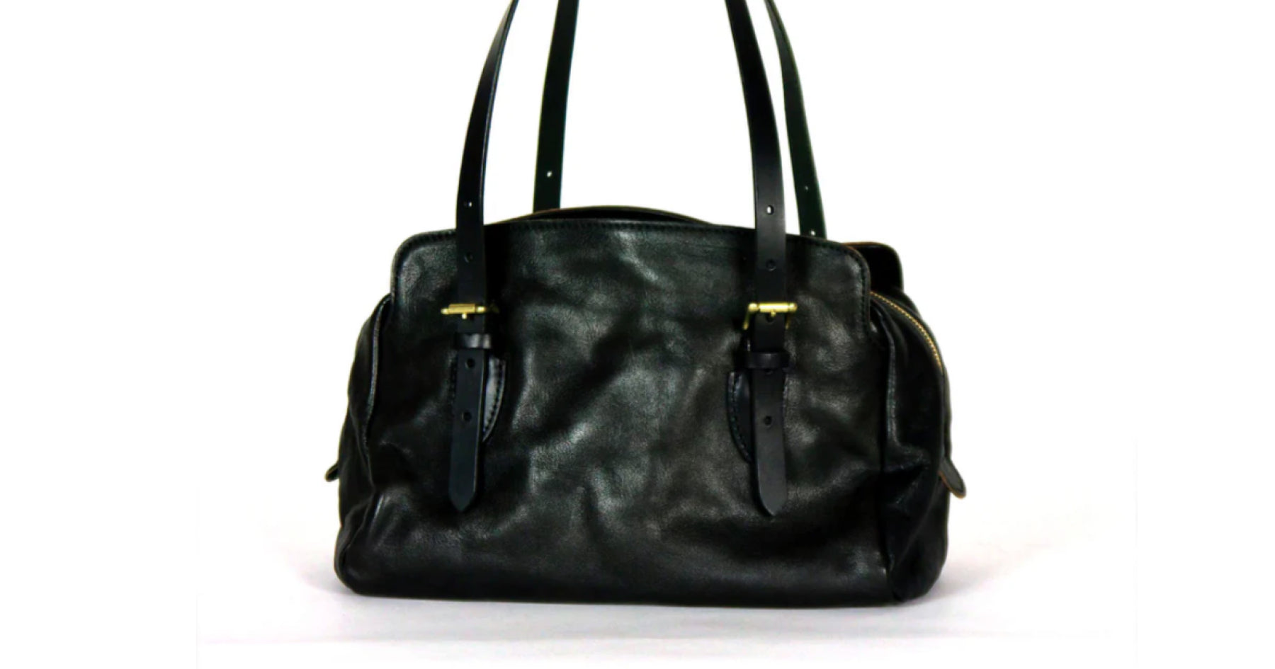 黒いレザーバッグ。背景は白色。